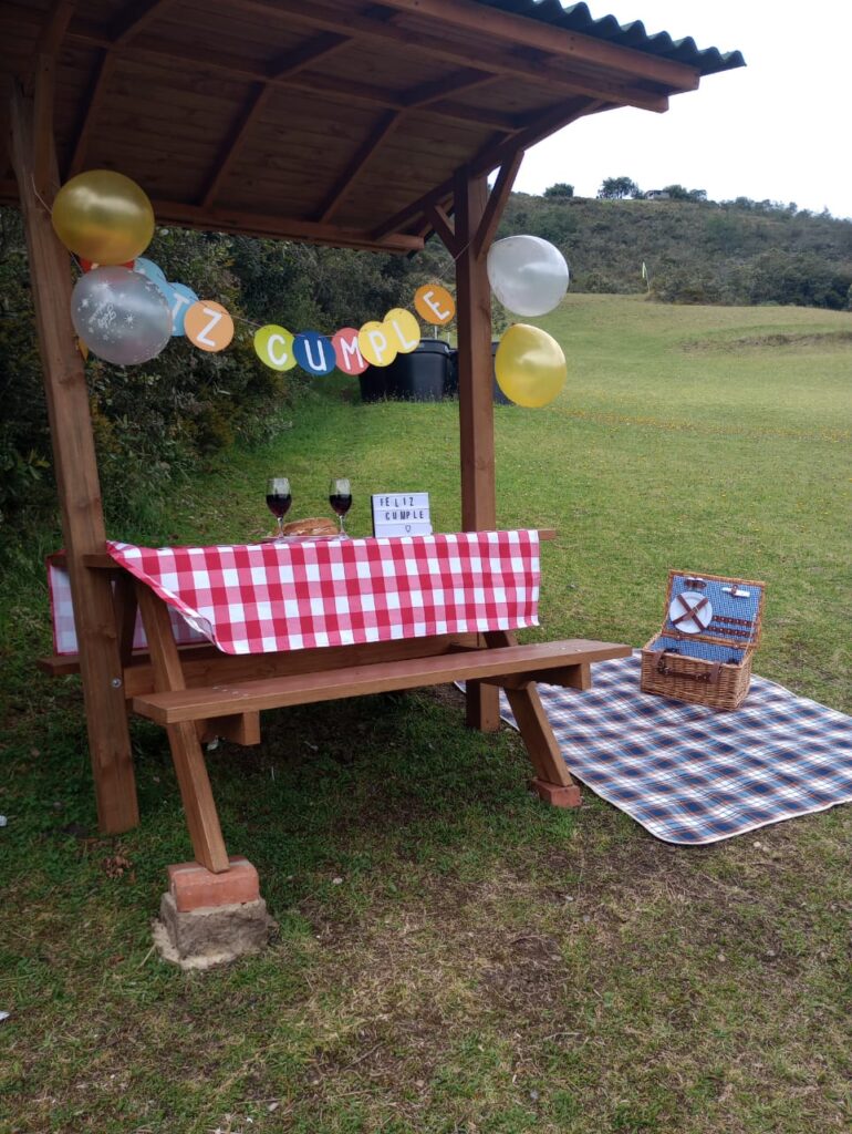 Mesa decorada para picnic y cumpleaños en las zonas verdes de Parapente El Dorado