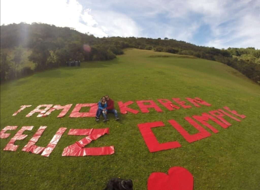 Letrero de "Feliz Cumpleaños" visible desde el cielo mientras se vuela en parapente