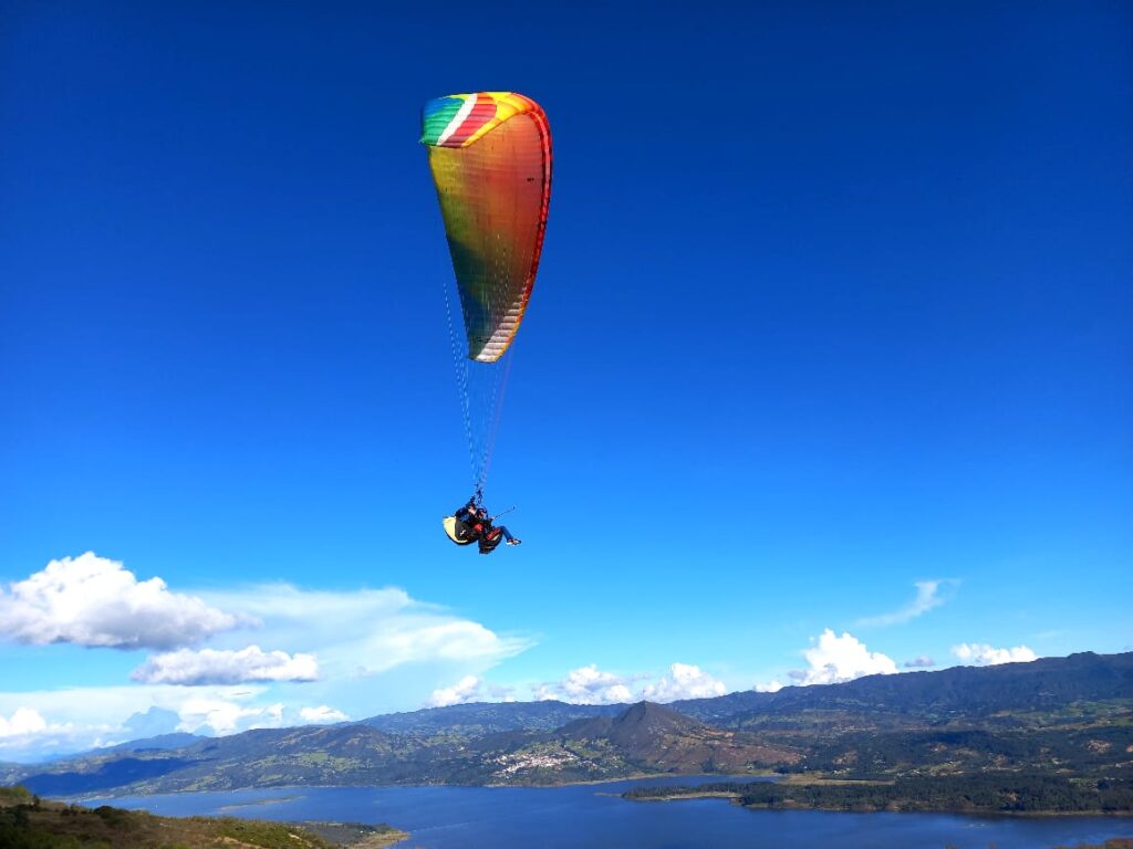 Parapente sobre el embalse del Tominé frente a Guatavita